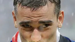 Pemain timnas Prancis, Antoine Griezmann mencium trofi Piala Dunia 2018 saat merayakan gelar juara setelah mengalahkan Kroasia pada  laga final di Luzhniki Stadium, Minggu (15/7). Prancis membekuk Kroasia dengan skor akhir 4-2 (AP Photo/Matthias Schrader)