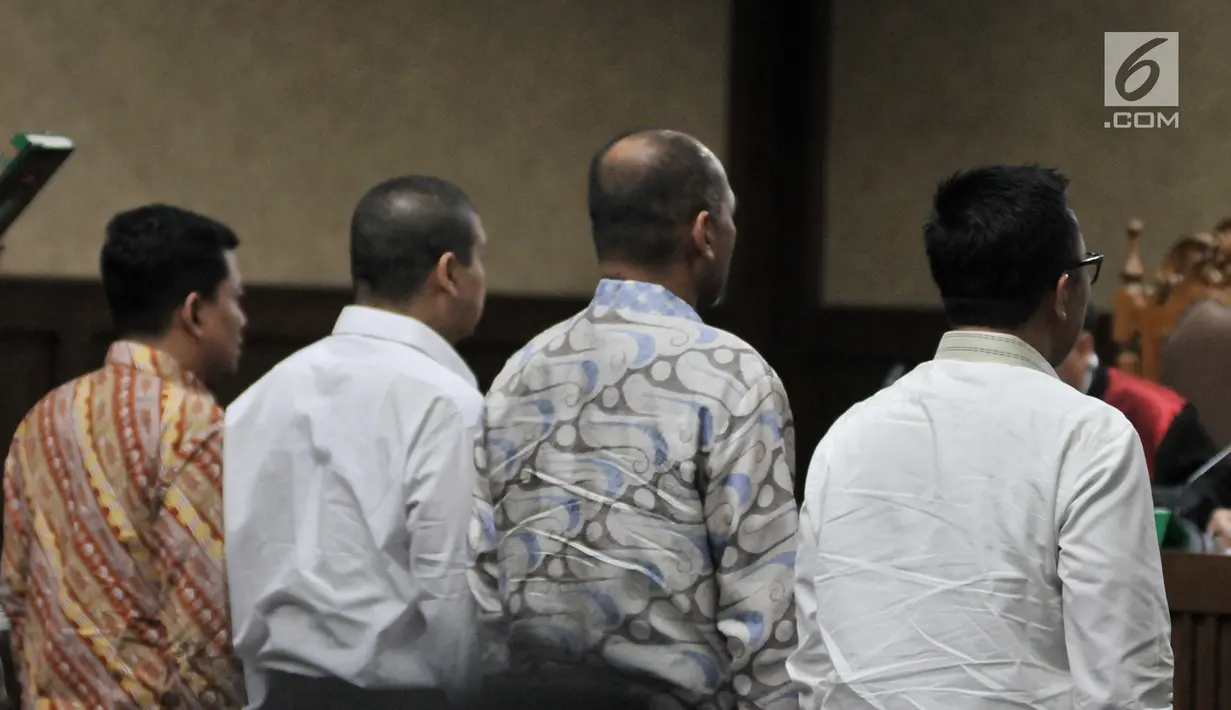 Menpora Imam Nahrawi (kanan) bersama saksi lain mengambil sumpah sebelum bersaksi di Pengadilan Tipikor, Jakarta, Senin (29/4/2019). Menpora hadir memenuhi panggilan sebagai saksi dalam sidang lanjutan kasus dugaan suap Dana Hibah KONI. (merdeka.com/Iqbal Nugroho)