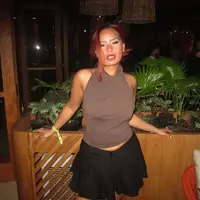 Kali ini, Zahwa terlihat stunning dengan halter top coklat dan mini skirt warna hitamnya. @zahwamassaid].