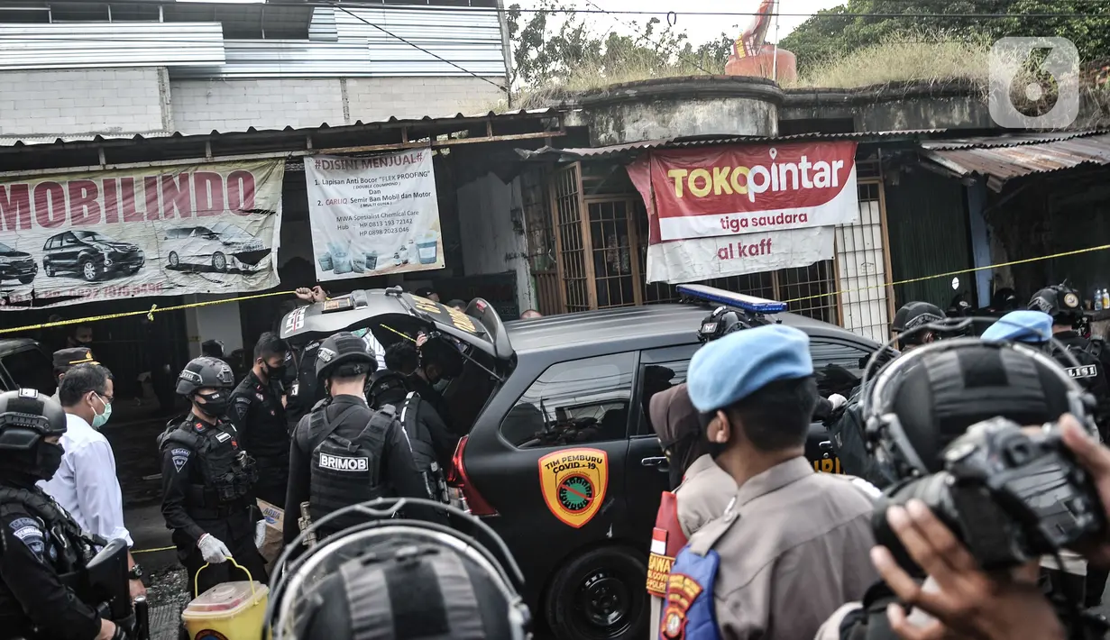 Tim Gegana mengamankan barang bukti dari penggerebekan rumah milik terduga teroris di kawasan Condet, Jakarta, Senin (29/3/2021). Barbuk antara lain 5 bom aktif dan jenis bom sumbu yang siap digunakan, 5 toples bahan peledak serta bom yang siap digunakan seberat 1,5 kg. (merdeka.com/Iqbal S Nugroho)