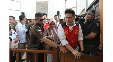 Tak Ditemani Barbie Kumalasari, Ini 5 Potret Terbaru Galih Ginanjar saat Hadiri Sidang