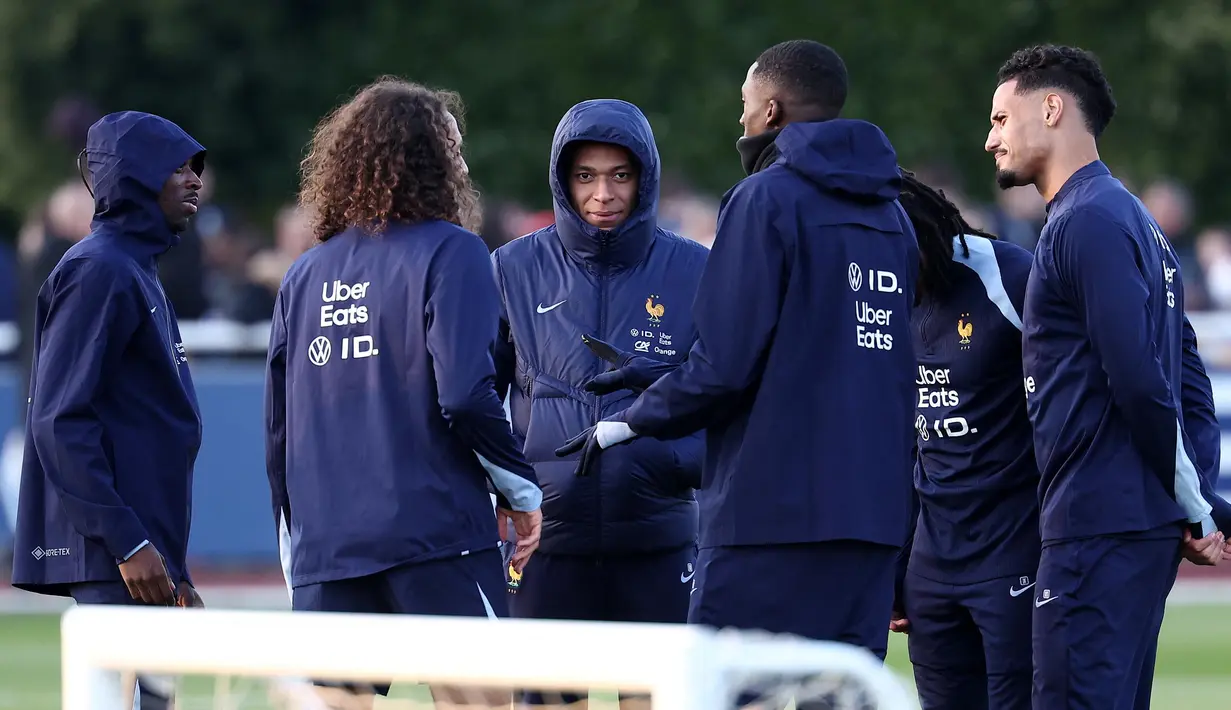 Pemain Timnas Prancis, Kylian Mbappe (tengah) sebelum sesi latihan di Centre National du Football di Clairefontaine-en-Yvelines, barat daya Paris, pada 17 Maret 2025. (FRANCK FIFE/AFP)