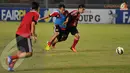 Dua pemain Timnas Cina terlihat berebut bola dalam sesi latihan jelang laga melawan Indonesia (Liputan6.com/ Helmi Fithriansyah)