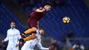 Duel Pemain AS Roma, El Shaarawy (kiri) saat berebut bola dengan pemain Chievo, Mariano Izco pada lanjutan Serie A Italia di Olympic Stadium, Roma, (22/12/2016). Roma menang 3-1.  (AFP/Filippo Monteforte)