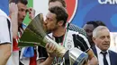 Gelandang Juventus, Claudio Marchisio mencium trofi Liga Italia di Juventus Stadium, Turin, (21/5). Juventus menjadi tim pertama dalam sejarah yang bisa meraih enam scudetto secara beruntun. (AP Photo/Antonio Calanni)