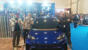 Gentian Blue untuk Mobil Bergaya RWB, Berapa Biaya Wrapping-nya?