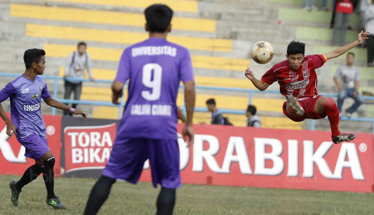 Pemain UPI menendang bola saat pertandingan melawan Unigal pada laga final Torabika Campus Cup 2017 di Gor Jati Padjajaran, Jatinangor, Kamis (28/9/2017). UPI menang adu penalti atas Unigal. (Bola.com/M Iqbal Ichsan)