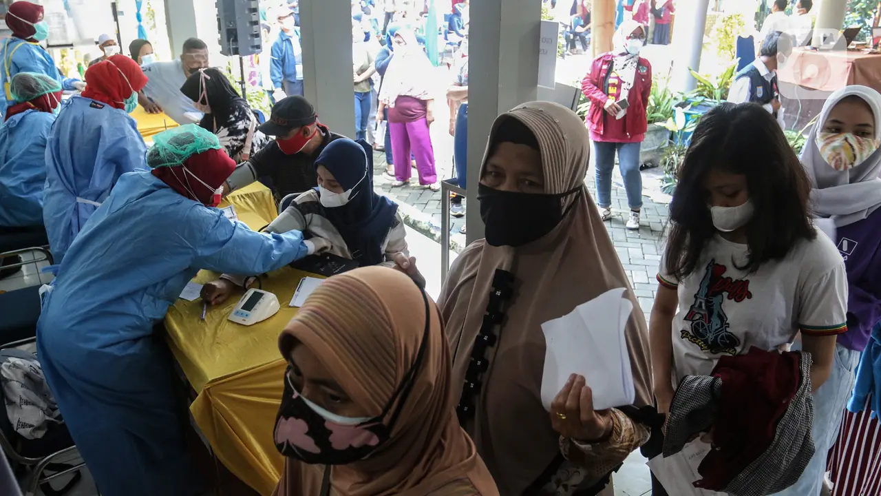 Antrean Warga Depok Terima Vaksin Pfizer Dosis Pertama