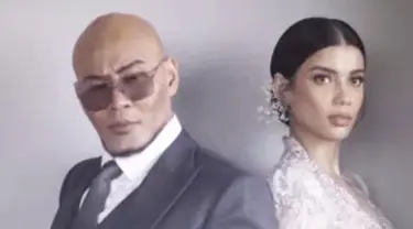 Deddy Corbuzier resmi menikahi kekasihnya Sabrina Chairunnisa pada 6 Juni 2022. Keduanya menikah setelah menjalin hubungan asmara sejak 2014. Sejak saat itu pula mereka kerap membagikan potret berdua di media sosial. (Instagram/sabrinachairunnisa)