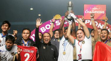 Foto: Bima Sakti dan Timnas Indonesia U-16 Kasih Kado Trofi Juara Piala AFF U-16 2022 untuk Kemerdekaan RI