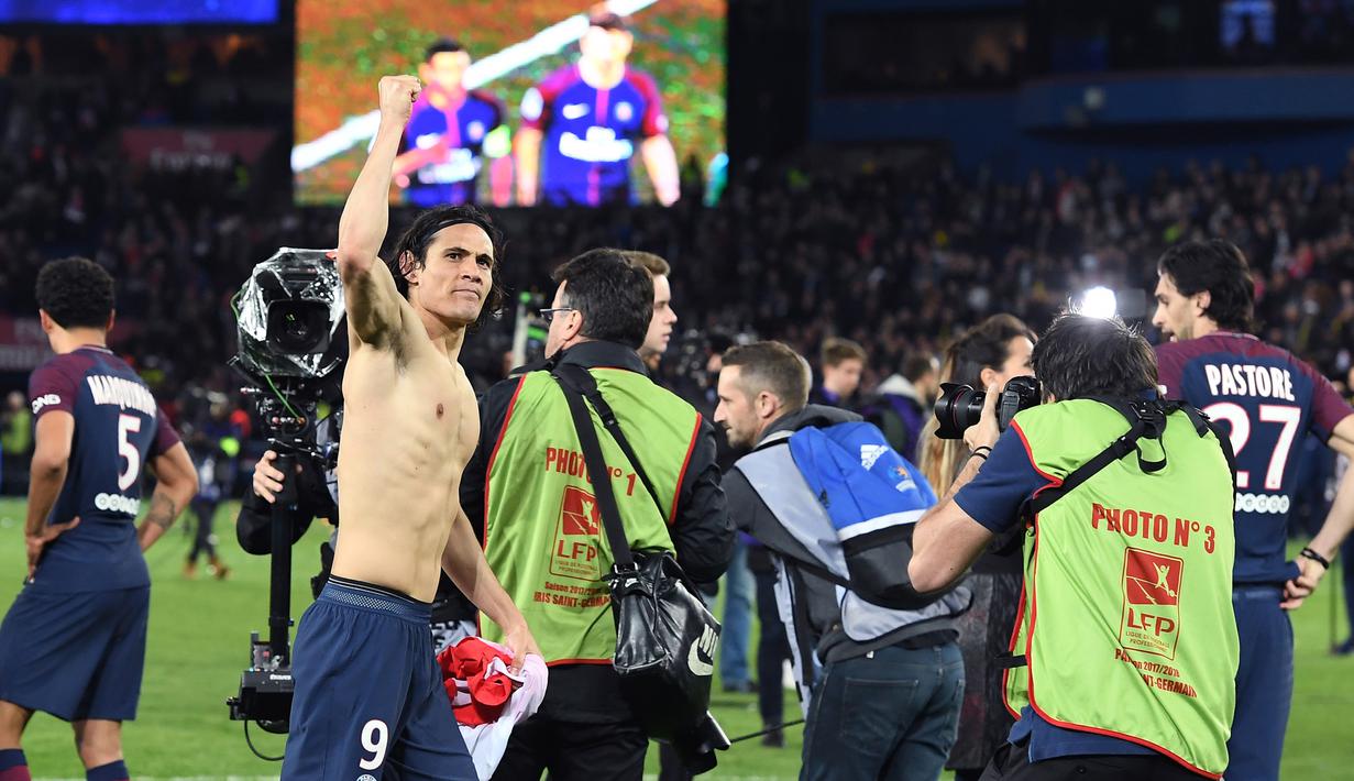 Striker PSG, Edinson Cavani, merayakan gelar juara Ligue 1 usai mengalahkan AS Monaco di Stadion Parc des Princes, Prancis, Minggu (15/4/2018). PSG menang 7-1 atas Monaco. (AFP/Christophe Archambault)