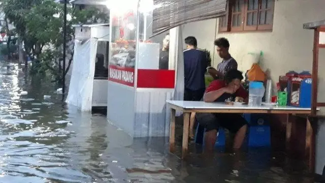 6 Potret Orang Makan dengan Santai Saat Banjir Ini Bikin Geleng Kepala