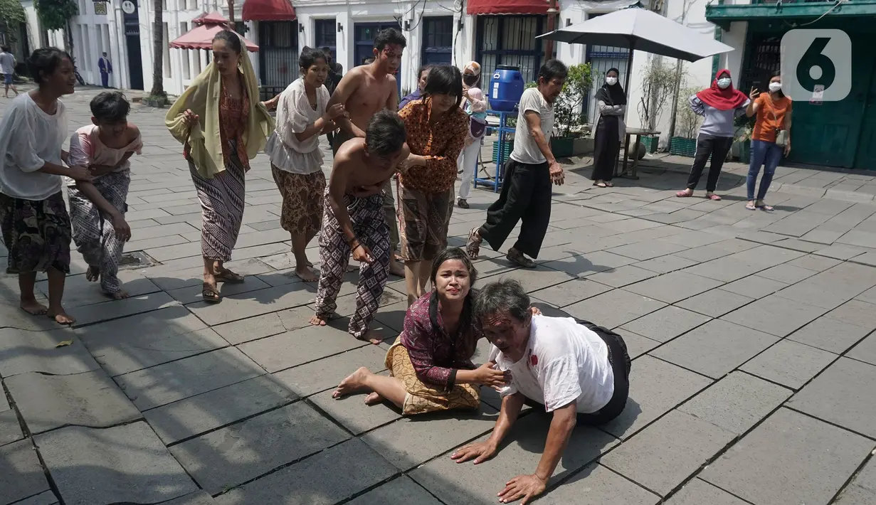 Sejumlah seniman teater dari Museum Sejarah Jakarta melakukan lakokan bertemakan Perjuangan Pangeran Diponegoro di Halaman Museum Fatahillah, Kota Tua, Jakarta Pusat, Minggu (24/10/2021). (Liputan6.com/Herman Zakharia)