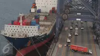 Sebuah kapal singgah untuk menurunkan peti kemas, Tanjung Priok, Jakarta, Kamis (22/10/2015). Mendag Thomas T. Lembong memproyeksikan, kinerja ekspor hingga akhir tahun akan turun 14% dan impor turun 17% secara year on year. (Liputan6.com/Angga Yuniar)