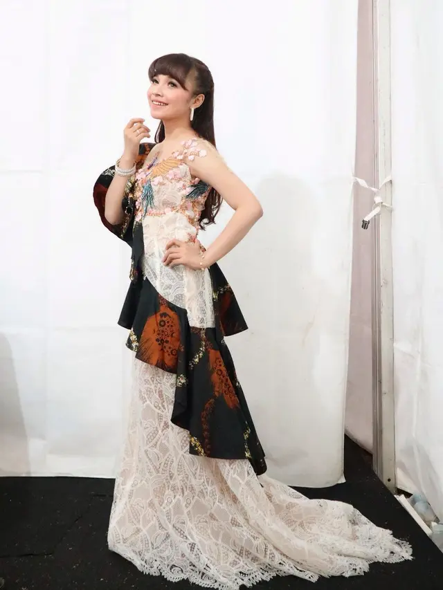 6 Gaya Tasya Rosmala Pakai Kebaya dan Batik, Tampil Anggun