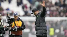 Di pekan-pekan akhir yang menentukan, Liverpool mulai tak masuk hitungan dalam persaingan merebut gelar juara Liga Inggris 2023/2024. Hasil imbang 2-2 di markas West Ham United, Sabtu (27/4/2024) menjadikan Liverpool tak beranjak dari posisi ketiga klasemen sementara dengan jumlah pertandingan sisa yang paling sedikit dibanding dua pesaingnya, Arsenal dan Manchester City. Pasukan Jurgen Klopp yang mengoleksi 75 poin dari 35 laga, tertinggal dua poin dari Arsenal sebagai pemuncak klasemen yang baru memainkan 34 laga dan tertinggal satu poin dari Mancester City di posisi kedua yang baru memainkan 33 laga. (AP Photo/Kin Cheung)