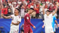 Pemain Spanyol Pedro Porro dan Pau Cubarsi  bereaksi gembira sementara pemain Portugal Cristiano Ronaldo tertunduk lesu  setelah Spanyol mengalahkan Portugal dalam pertandingan sepak bola babak 16 besar Piala Dunia di Arlington, Texas, dekat Dallas, Senin, 6 Juli 2026. (AP Photo/Ashley Landis)