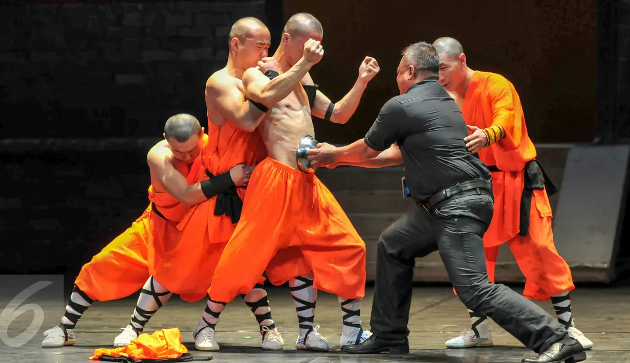 Biksu Shaolin menampilkan beberapa dalam acara Shaolin Warriors nanti, Jakarta, (18/2). Menyambut tahun baru Imlek 2567 Bank Mayapada bersama Ciputra Artpreneur hadirkan pertunjukan biksu Shaolin di Indonesia. (Liputan6.com/Yoppy Renato)