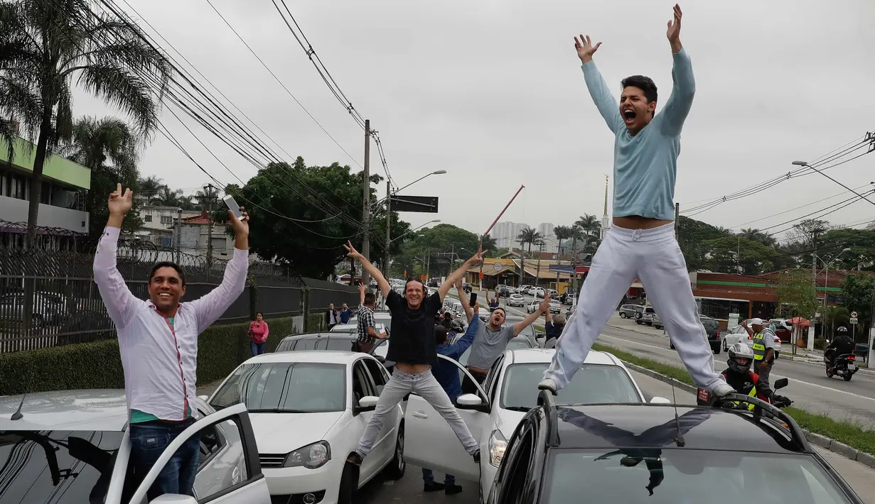 Ratusan pengemudi Uber saat unjuk rasa di Sao Paulo, Brasil (30/10). Mereka memprotes adanya aturan baru yang dibuat pemerintahannya dan dapat mengubah status mereka sama seperti taksi konvensional. (AP Photo / Andre Penner)