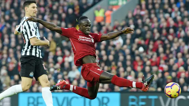 Striker Liverpool, Sadio Mane, berusaha melepas tendangan saat melawan Newcastle pada laga Premier League di Stadion Anfield, Liverpool, Rabu (26/12). Liverpool menang 4-0 atas Newcastle. (AFP/Paul Ellis)