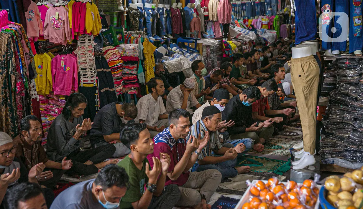 Umat muslim melaksanakan sholat Jumat pertama Ramadhan di Pasar Tanah Abang, Jakarta Pusat, Jumat, (16/4/2021). Fasilitas tempat ibadah yang tidak sebanding dengan jumlah pengunjung menyebabkan jemaah terpaksa melaksanakan ibadah sholat Jumat di selasar pertokoan. (Liputan6.com/Faizal Fanani)