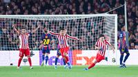 Pemain Atletico Madrid, Julian Alvarez, melakukan selebrasi setelah mencetak gol ke gawang Barcelona pada leg pertama perempat final Liga Champions 2025/2026 di Stadion Camp Nou, Kamis (9/4/2026). (AFP/Josep Lago)