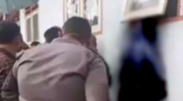 Tangkapan layar video siswa yang tewas tergantung di jendela sekolah (Arfandi Ibrahim/Liputan6.com)