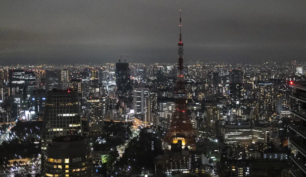 Menara Tokyo terlihat dengan lampu dimatikan setelah jam 9 malam sebagai bagian dari langkah-langkah penghematan energi menyusul peringatan pasokan listrik pemerintah untuk ibukota dan daerah sekitarnya, di Tokyo, Jepang pada Selasa (22/3/2022). (Charly TRIBALLEAU/AFP)
