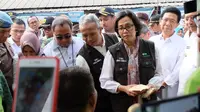Menteri Keuangan Sri Mulyani Indrawati memantau langsung Program Pembiayaan Ultra Mikro (UMi) di Belawan, Kota Medan, Sumatera Utara, Selasa (16/1/2018). (Reza Efendi/Liputan6.com)