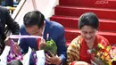 Presiden Joko Widodo dan Ibu Negara Iriana Joko Widodo menerima bunga dari salah satu pasang putra-putri Sri Lanka saat tiba di Bandara Internasional Colombo, Sri Lanka, Rabu, (24/1). (Liputan6.com/Pool/Biro Pers Setpres)