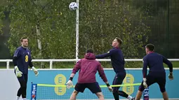 Kiper Timnas Inggris, Dean Henderson, Nick Pope dan Jordan Pickford mengikuti sesi latihan jelang laga melawan Yunani pada laga UEFA Nations League. (AFP/Paul Ellis)