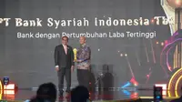Direktur Finance & Strategy PT Bank Syariah Indonesia Tbk (BSI) Ade Cahyo Nugroho (kanan) menerima penghargaan sebagai “Bank Dengan Pertumbuhan Laba Tertinggi” dalam ajang DETIK AWARDS 2023: Adapt and Transform to an Era of Change, Kamis (20/9).