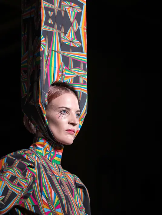 Model berjalan di atas catwalk mengenakan busana Spring/Summer 2019 kreasi perancang Pam Hogg selama London Fashion Week di London (14/9). Pam Hogg merupakan desainer asal Inggris. (Photo by Vianney Le Caer/Invision/AP)