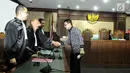 Gubernur Jambi nonaktif, Zumi Zola menyalami Jaksa Penuntut Umum KPK usai sidang pembacaan vonis di Pengadilan Tipikor, Jakarta, Kamis (6/12). Zumi Zola divonis 6 tahun penjara dan denda Rp 500 juta subsider 3 bulan kurungan. (Liputan6.com/Faizal Fanani)