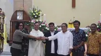 Kunjungan ke gereja pada malam Natal untuk menunjukkan bahwa Pemalang adalah kabupaten yang toleran. (Foto: Liputan6.com/Polres Pemalang/Muhamad Ridlo)