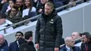 <p>Ekspresi pelatih Chelsea, Graham Potter saat melawan Tottenham Hotspur di pekan ke-25 Premier League yang berlangsung di Tottenham Hotspur Stadium, Minggu (26/2/2023) malam WIB. (AFP/Justin Tallis)</p>