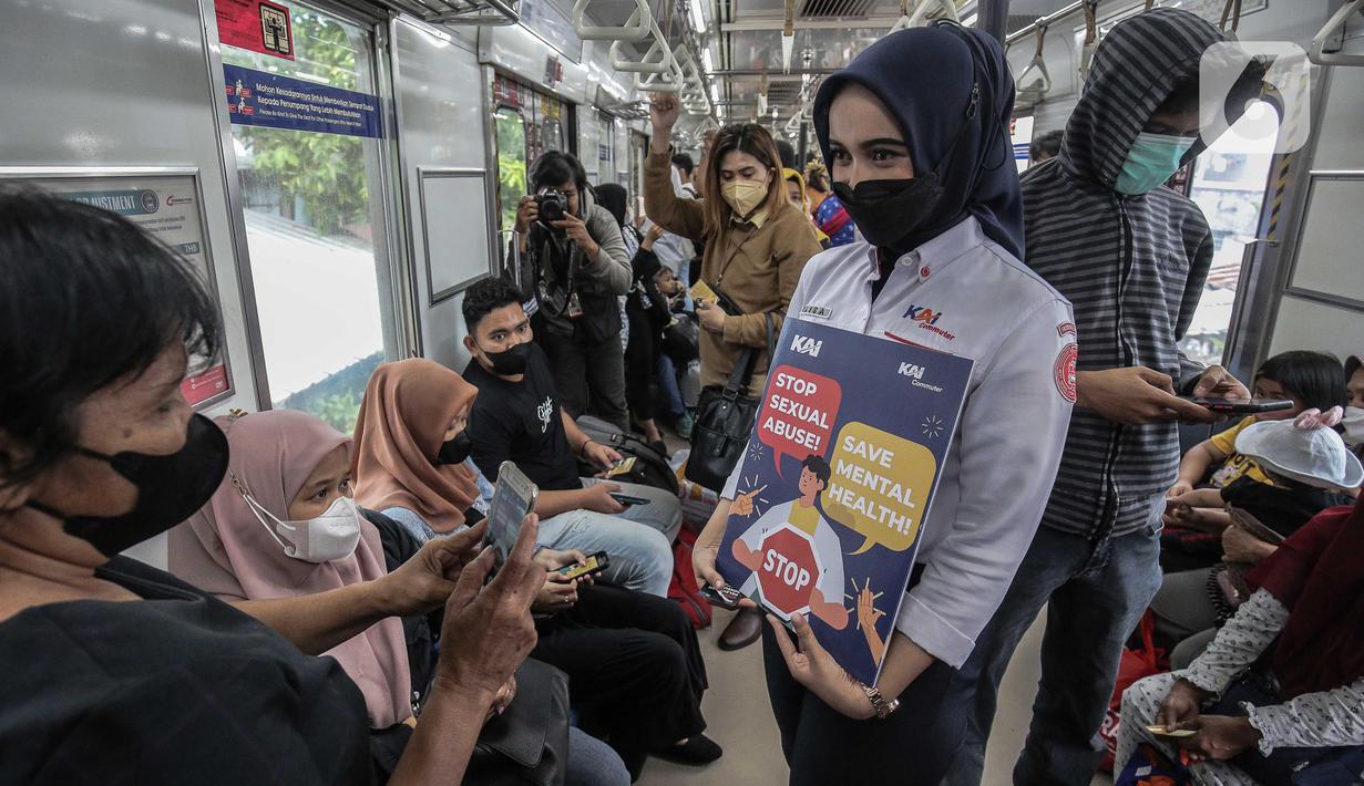 Petugas KAI Commuter membawa poster saat melakukan kampanye cegah tindak kekerasan dan pelecehan seksual di dalam gerbong KRL di Stasiun BNI City, Jakarta, Kamis (22/12/2022). Kampanye sekaligus untuk memperingati Hari Ibu dilakukan KAI Commuter untuk menggugah kesadaran masyarakat agar tidak melakukan tindakan kekerasan dan pelecehan seksual di transportasi umum, khususnya KRL. (Liputan6.com/Faizal Fanani)