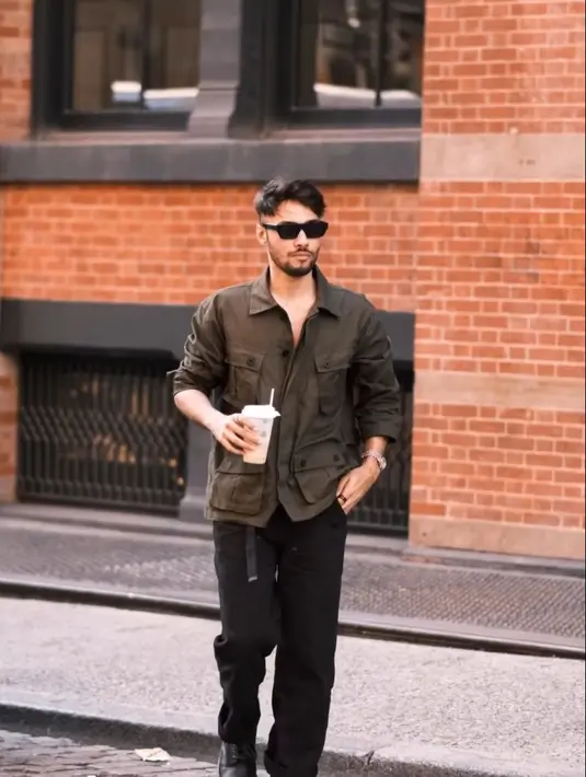 Aktor tampan Refal Hady tampil menawan selama di Amerika Serikat bersama rombongan Erigo. Ia mengenakan kemeja dengan detail kantung warna dark grey, dipadukan dengan celana jogger hitam, dan sepatu boots warna senada. (Instagram/refalhady).