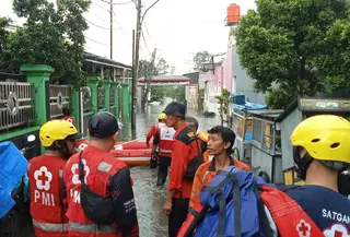 Intensitas hujan yang mulai berkurang di kawasan Tangerang membuat titik banjir di wilayah tersebut berangsur surut. Kepala Pelaksana BPBD Kota Tangerang, Mahdiar mengungkapkan, dari 15 titik banjir di Kecamatan Periuk, kini tersisa 4 lokasi yang masih terdampak. (Liputan6.com/Pramita Tristiawati)