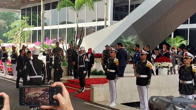 Presiden Terpilih Prabowo Subianto tiba di kompleks parlemen menjelang penyampaikan pengantar Rancangan Undang-Undang APBN 2025 beserta Nota Keuangannya.