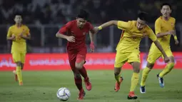Striker Timnas Indonesia U-16, Ahmad Athallah, menggiring bola saat melawan China pada Kualifikasi Piala AFC U-16 2020 di SUGBK, Jakarta, Minggu (22/9). Kedua negara bermain imbang 0-0. (Bola.com/Vitalis Yogi Trisna)