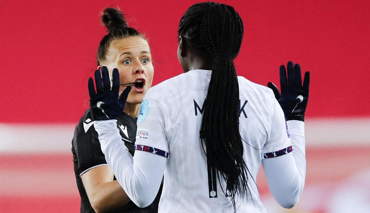 Rebbeca Welch juga tercatat menjadi wasit wanita pertama yang memimpin pertandingan di Divisi Championship pada April 2021 dan putaran ketiga Piala FA pada Januari 2022 lalu. Selain menjabat sebagai wasit reguler liga wanita WSL, Welch juga tampil di Piala Dunia Wanita awal tahun ini. (AFP/NTB/Frederik Ringnes)