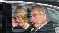 Raja Charles III dan Ratu Camilla sesaat meninggalkan Clarence House setelah menemui Pangeran Harry seusai ia didiagnosis kanker. (dok. HENRY NICHOLLS / AFP)