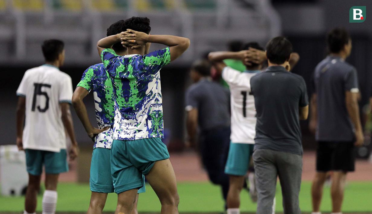 Ekspresi panik para pemain dan tim ofisial Timnas Indonesia U-20 usai Cahya Supriadi mengalami cedera dalam pertandingan matchday kedua Kualifikasi Grup F Piala Asia U-20 2023 di Stadion Gelora Bung Tomo, Surabaya, Jumat (16/9/2022). (Bola.com/Ikhwan Yanuar)