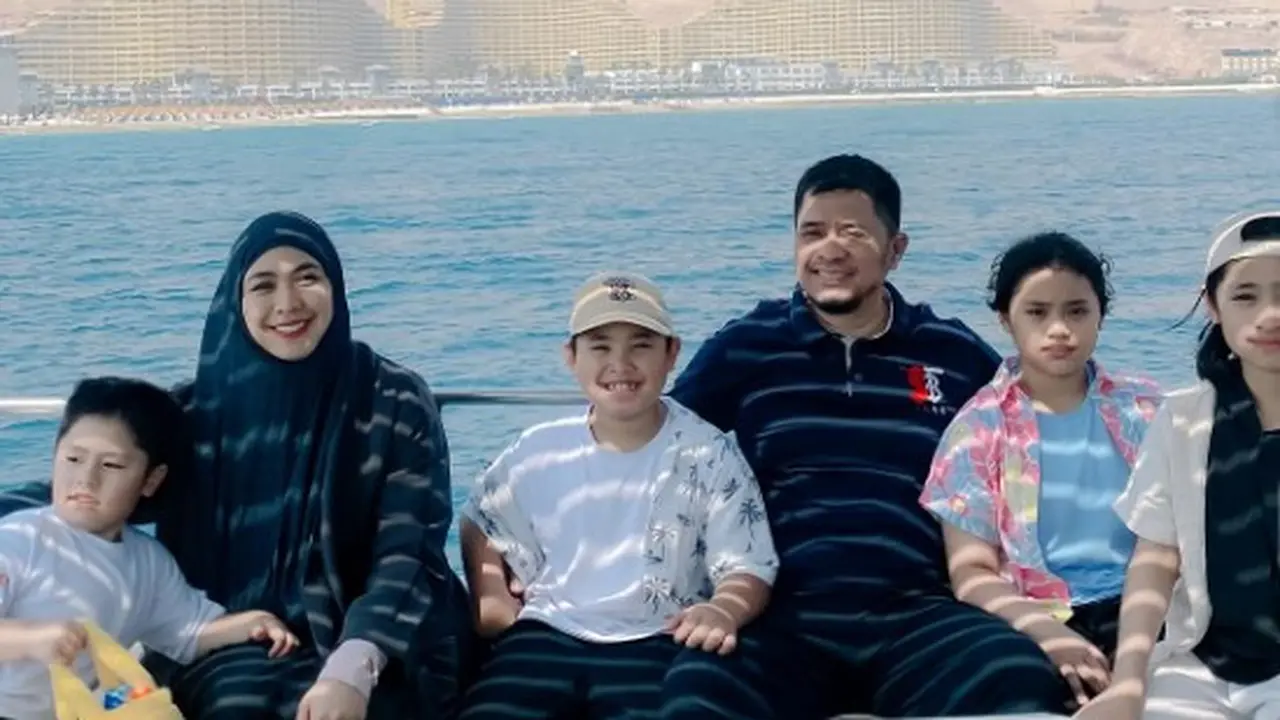 Momen Liburan Oki Setiana Dewi Bareng Anak di Kairo