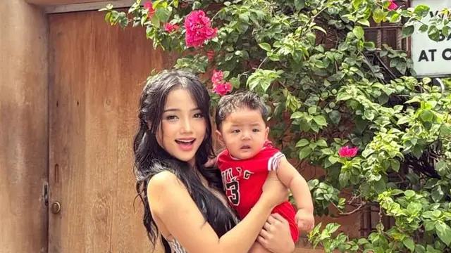 Fuji An Liburan Akhir Tahun ke Bali dengan mini dress sambil gendong putra Erika.  [@fuji_an]