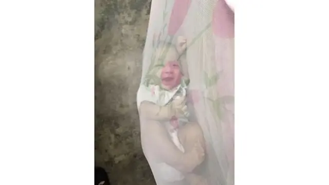 6 Potret Lucu Bayi Tersangkut Kelambu, Bikin Gemas