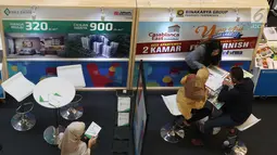 Seorang karyawati melayani pengunjung dalam acara Festival Properti Indonesia di Jakarta, Selasa (14/11). Festival property tersebut menawarkan program KPR suku bunga 5,99% efektif satu tahun pertama. (Liputan6.com/Angga Yuniar)