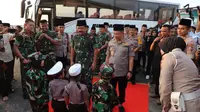 Panglima TNI Marsekal Hadi Tjahjanto bersama Kapolri Jenderal Tito Karnavian mengunjungi Kota Medan, Selasa (14/5/2019). (LIputan6.com/ Reza Efendi)