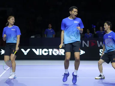 Fajar Alfian (tengah) bersama tim Lightning melakukan selebrasi setelah mencetak poin dalam laga pertama 3v3 Badminton XL 2025 melawan tim Rocktes di Istora Senayan, Jakarta, Sabtu (04/10/2025). (Bola.com/Bagaskara Lazuardi)